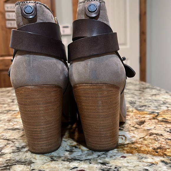 Rag and Bone size 41, 3 1/2 inch heel taupe booties with chocolate strap and bag - Picture 4 of 4